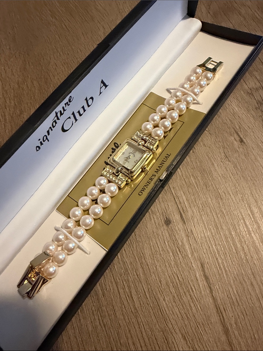 Signature Club A Gold-Tone Watch with Cream Pearl Strands